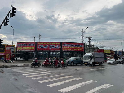 Cho thuê 30m nhà mặt tiền vòng xoay Cổng 11, 300m2