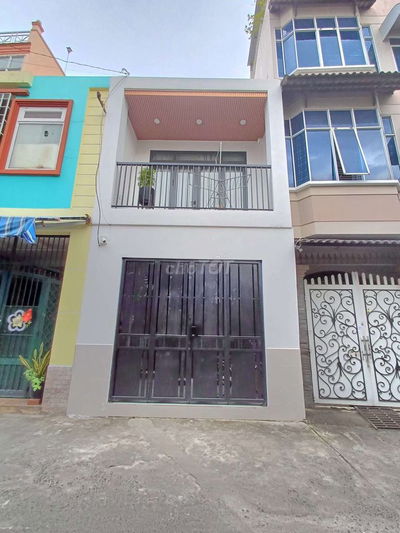 Nhà 2 tầng mới xây 1073/27 Cách Mạng Tháng 8 (kcx Tự Do) có máy lạnh