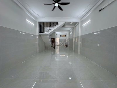 Nhà khu Phạm Văn Đồng trống suốt – Vị trí đẹp, phù hợp kinh doanh