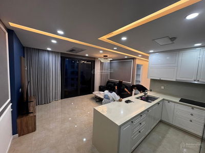 Cần bán gấp căn hộ 96m2 3PN 2VS toà C6 ban công Đông Nam View HỒ tại D'Capitale. Giá thoả thuận.