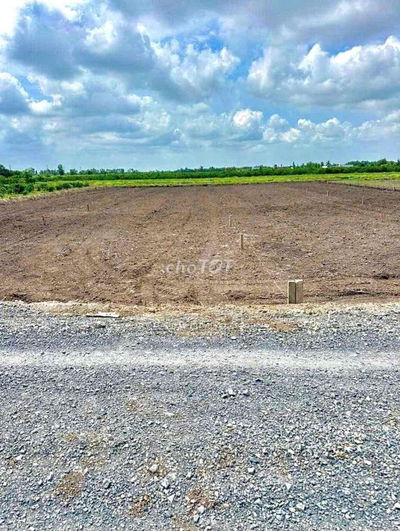 Đất vườn 1000m²=(10×100)m, sổ sẵn, tl 818 vào 500m,xe hơi trước đất.