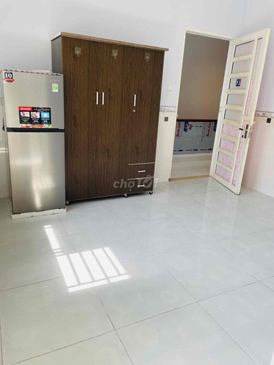 Phòng trọ đầy đủ nội thất, có ban công rộng thoáng gần Đại Học