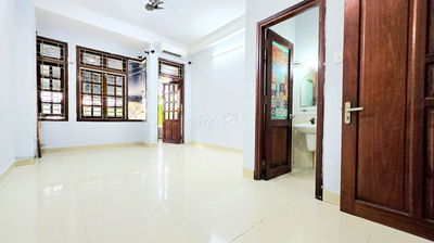 Phòng lớn 40m2, ban công cực to, sẵn máy lạnh, khu cây xanh yên tĩnh !