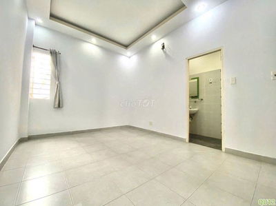 Phòng Cửa Sổ Giá Rẻ Gần Emart Phan Huy Ích