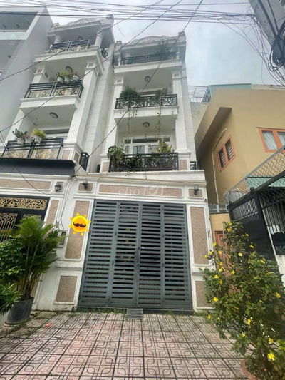Bán nhanh căn nhà giá rẻ 9.5tỷ, 3 tầng và sân thượng,4 PN đường xe hơi