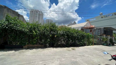 Đất huỳnh tấn phát đường xe hơi quy đầu