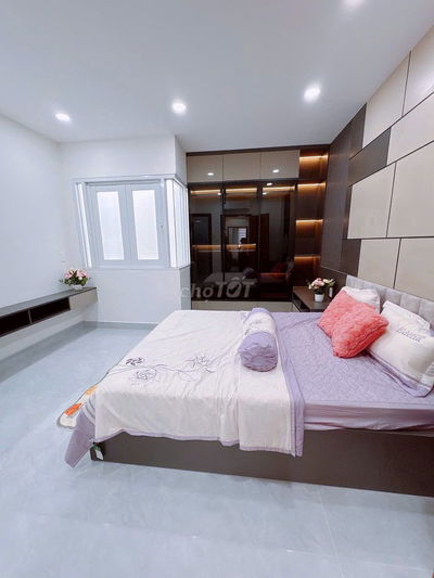 NHÀ PHỐ SANG TRỌNG - SÁT MT NGUYỄN THỊ THẬP Q7 -- 5 PN - S.T CHIL CHIL