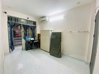 P ban công, cửa sổ, máy lạnh, máy giặt, full combo gần chợ PVH