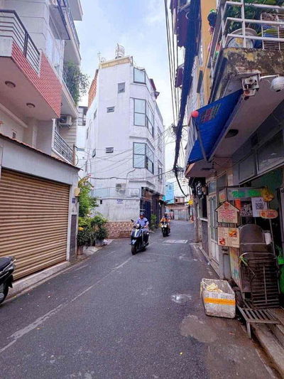 Giá : 8,8 Tỷ thương lượng  Bán nhà mới 100% hẻm xe tải nhỏ đường Hoàng