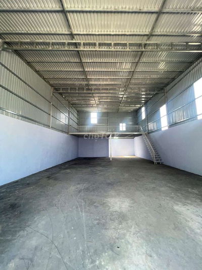 Cho thuê kho ngã tư ga 200m2 12tr