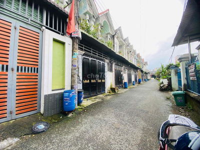 Nhà Hoàn Công, 3p ngủ, Sân xe hơi, Đ thông. Gần Bigc