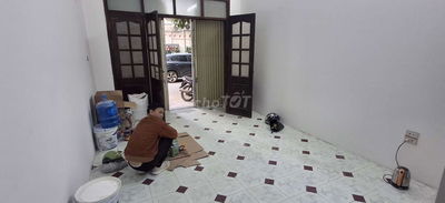 Cho thuê nhà riêng ngõ 143 Trung Kính, 50m2 x 5 tầng, mt 4m, ô tô đỗ