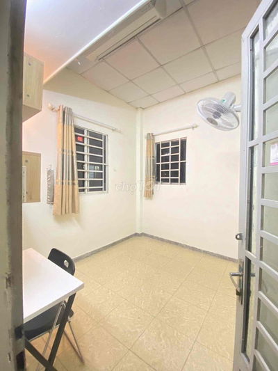 Phòng cho thuê thoáng mát 2 cửa sổ, ban công