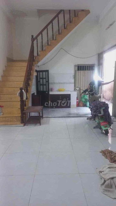 thuê Mt Phạm Văn Chí Q6, 4x8, 1trệt2lầu, sạch sẽ có nội thất, cọc 1