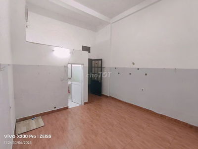 Phòng không nội thất nhà vệ sinh riêng