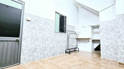 Phòng đẹp, trần cao 4m thoáng mát, cửa sổ, máy lạnh, D2 nối dài !