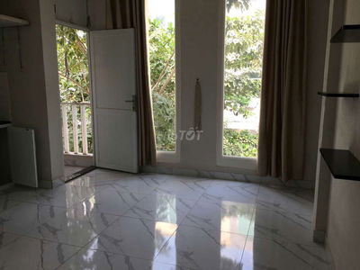 Phòng có ban công, yên tĩnh, chung chủ