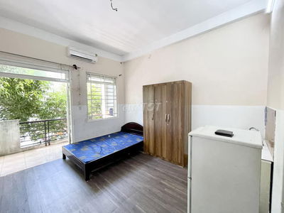 chính chủ cho thuê phòng đẹp, có ban công rộng, cửa sổ lớn, NVS riêng