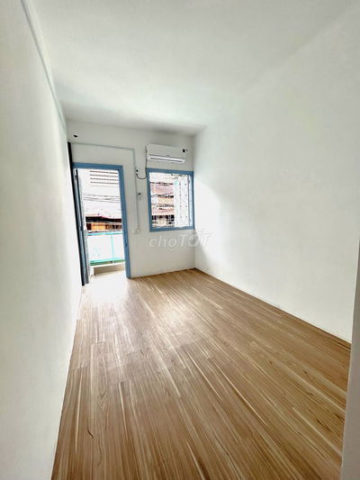 Cho NỮ thuê phòng ban công 25m2, Q3, nhà mặt tiền