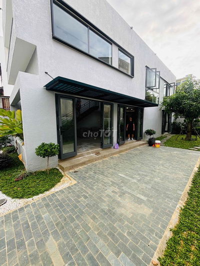 CHO THUÊ VILLA SÂN VƯỜN MỚI 100% KHU HỒ NGHINH GẦN BIỂN