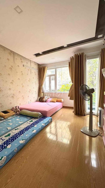 NHÀ 66m2 CẦU CHỮ Y, NGUYỄN VĂN CỪ - NGANG 4M4 - GIÁP QUẬN 1 - HẺM 3G