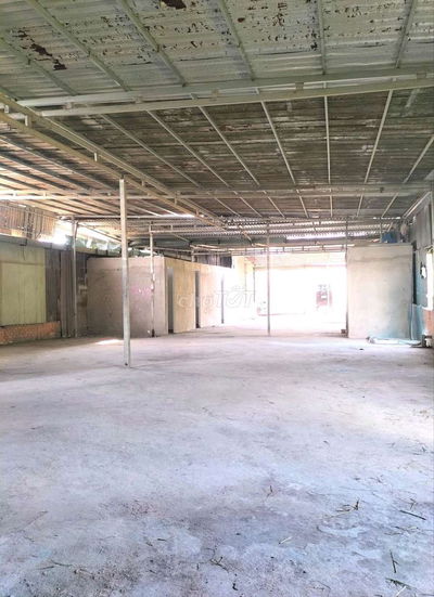 Xưởng 1100m2 - 28tr Thương lượng - 4 . phòng ở.