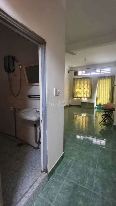 Phòng trọ 40m2 có máy lạnh, máy NC nóng gần CV gia định