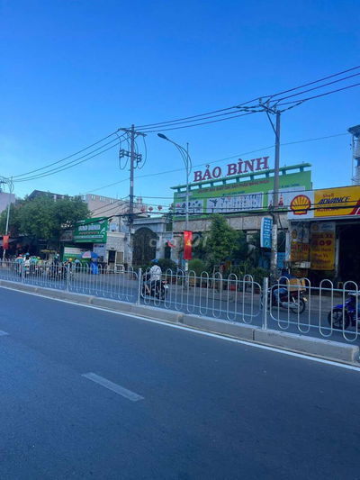 Nhà mặt tiền lê Văn Quới 9 x 40 trống suốt