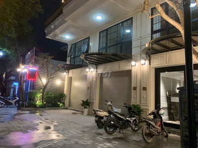 CẦN BÁN NHÀ MẶT PHỐ ĐÀM QUANG TRUNG LONG BIÊN HÀ NỘI.