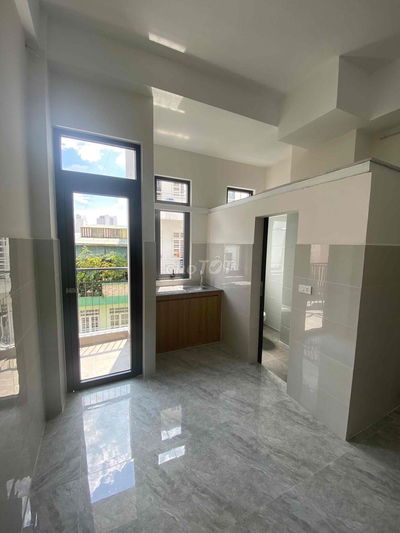 Phòng 30m2 có ban công riêng, gác lửng 4tr2