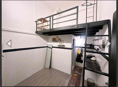 Còn 1 phòng giá 1tr9. có kệ bếp , máy lạnh, bảo vệ….