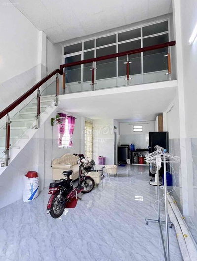 Nhà Góc Gác Lửng Hai mặt tiền, cầu thang đúc