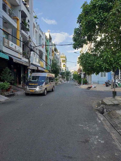 Nhà Mặt tiền Khu Bình Phú , 5PN 5WC. Hướng Nam.