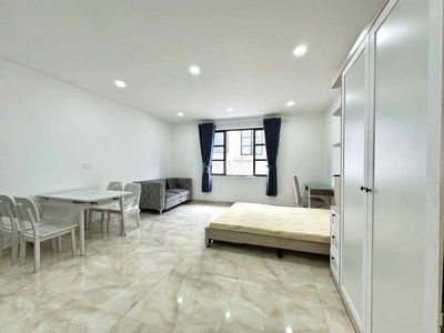 phòng full nội thất có ban công máy giặt riêng thang máy