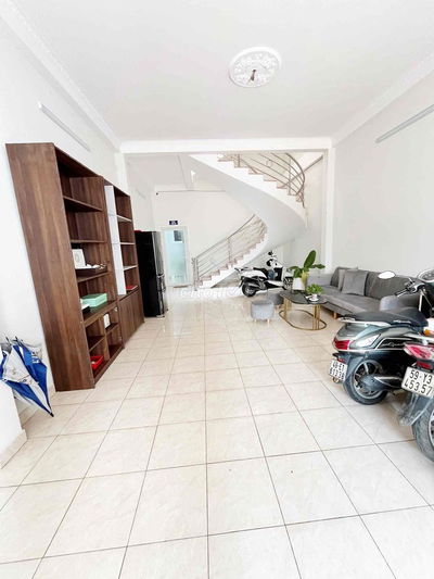 Cho thuê nhà rộng 5x23m 4 tầng có 5 phòng lớn có máy lạnh, sân đậu xe