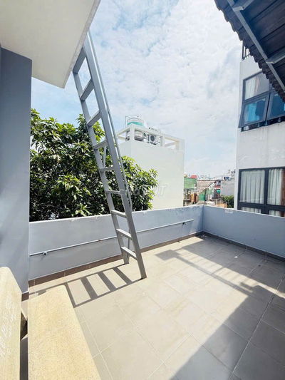 Nhà rộng 3 tầng, sân thượng, ngay Vincom ngã 5 Quang Trung