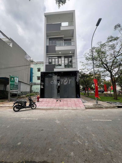 Nhà mới 100% ( 5 x 20 có 5pn 6wc sân thượng) có sẵn máy lạnh