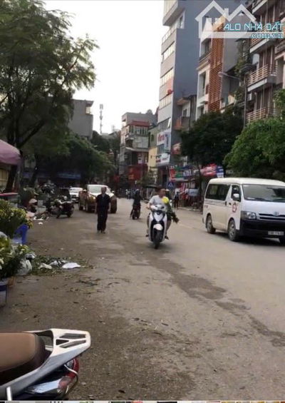 Cho thuê nhà Phố Doãn kế Thiện Cầu giấy 40mx5T. KD, ô tô đỗ cửa full nội thất