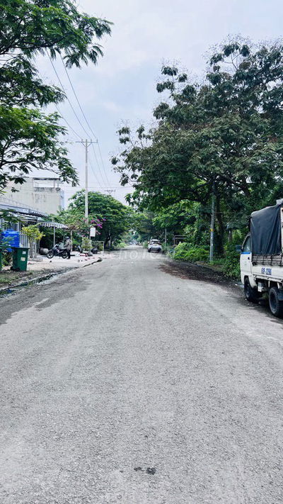 Đất Nguyễn Văn Tạo - Ngay trường QT Mỹ. Đường bàn cờ, dân cư đông.