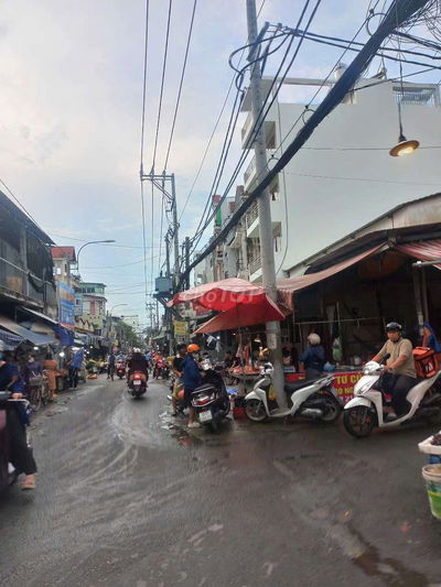 Cho thue nha mat tien 59 p14 Ngay cho mua ban sam uat
