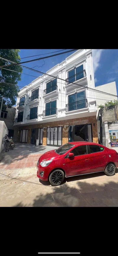 Nhà 2.8 tỷ gần ĐH Thể Dục Thể Thao 3 tầng (33m2) Ô TÔ đậu cửa