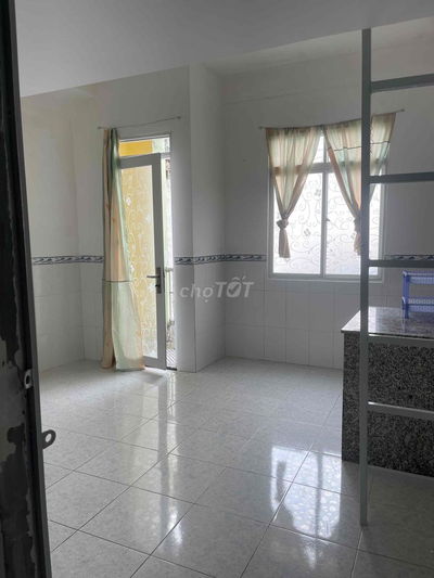 phòng sạch sẽ thoán mát ,yên tĩnh , ngay trung tâm gần cv đầm sen