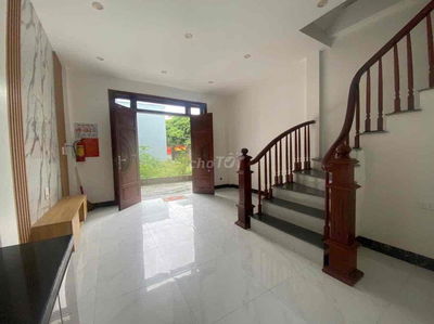 bán nhà ngay đại học thể dục thể thao 33m 3 tầng  3,7 tỷ