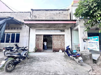 Nhà Phố, 75m2. 1 phòng ngủ, 1 toilet, đổ được xe hơi trong nhà.