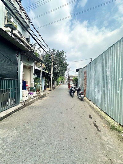 BÁN NHÀ GIÁP BÌNH TÂN GIÁP TÂN PHÚ , HẺM 6M , 2 TẦNG