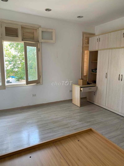 phòng tầng 2 nhà sân vườn rộng ngõ 445 llq