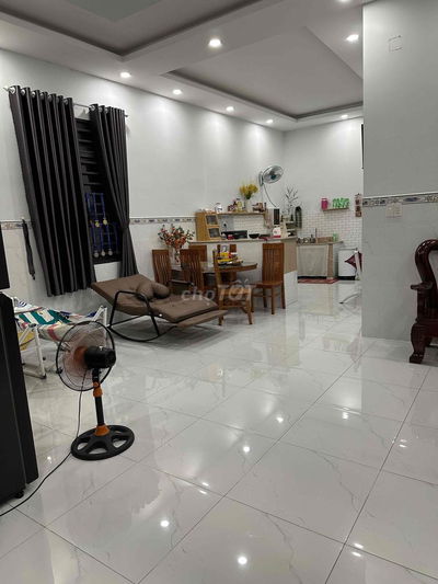 cần bán nhà sát chợ xuân thới thượng