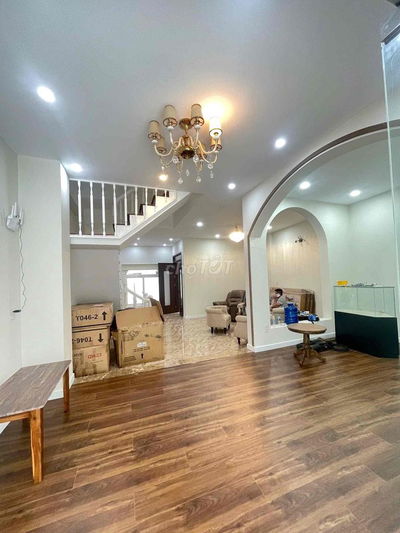 mặt tiền thụt Hoàng Diệu 2, dt đất 110m2, sân vườn thoáng, ở liền,