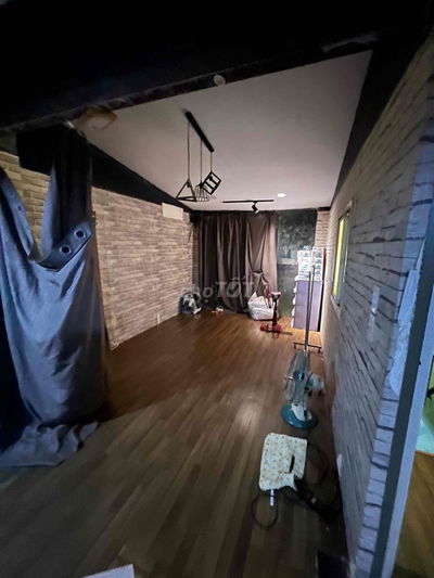 CHO THUÊ PHÒNG TRỌ. MẶT TIỀN Q3 LẦU 1. 40m. GIỜ TỰ DO. MIỄN PHÍ XE