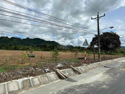 Đất nền vi trí đẹp. thuận lợi cho xây nhà máy, thuê kho trữ sầu riêng